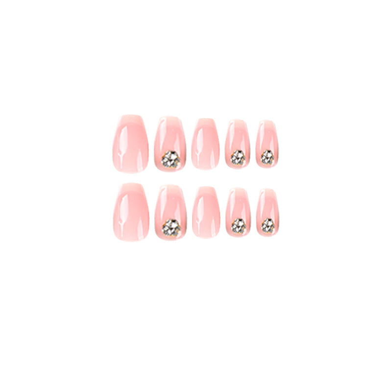 Kunstvolle Nagelverlängerungen mit elegantem French-Tip und Strassverzierungen Brehn