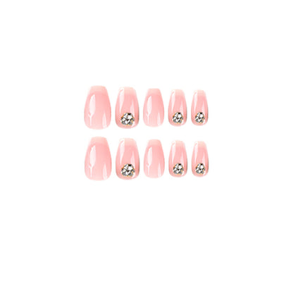 Kunstvolle Nagelverlängerungen mit elegantem French-Tip und Strassverzierungen Brehn