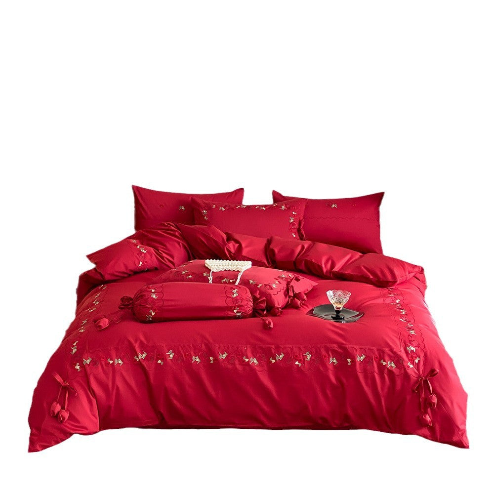 Opulente Satin‑Bettwäschegarnitur mit Blumenstickerei, Zierrollen und Rüschensaum