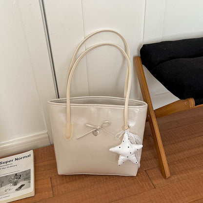 Glänzende Tote Bag mit Herz-Anhänger