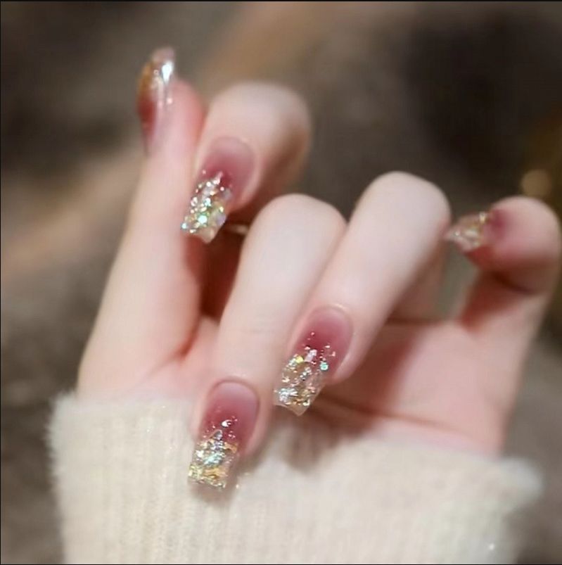 Kunstnägel mit Blumendesign und Eleganten Spitzen Brehn