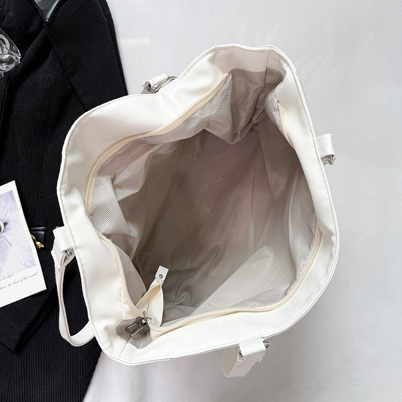 Stylische weiche Lederhandtasche mit Zubehör