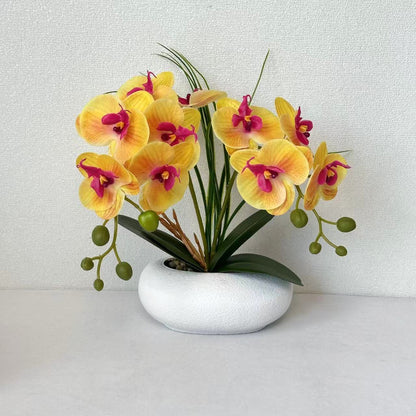 Lebensechte Orchideenblumenstrauß-Anordnung
