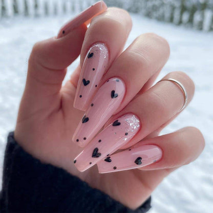 Kunstvolle Stiletto-Nägel mit Herzdesign Brehn
