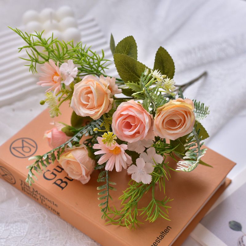 Lebensechter künstlicher Blumenstrauß mit Farnakzenten