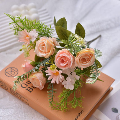 Lebensechter künstlicher Blumenstrauß mit Farnakzenten