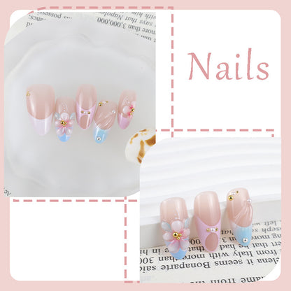 Kunstnagelset mit romantischen Blütenmotiven und eleganten Akzenten Brehn