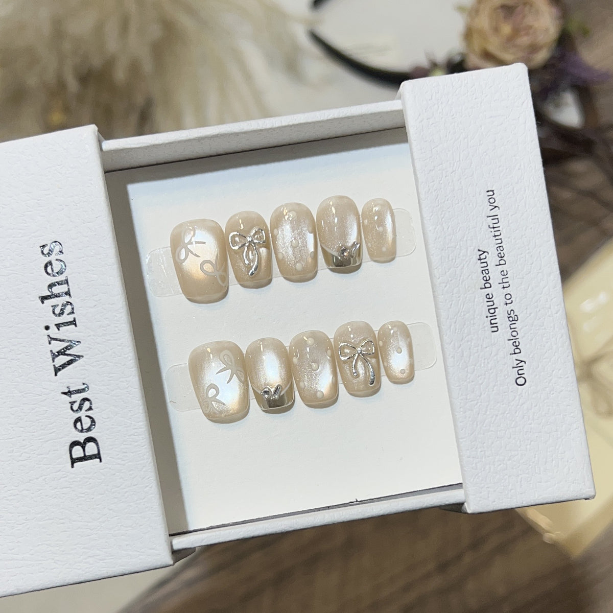 Elegantes mit Schleifen verziertes Press-On Nail Art Set Brehn