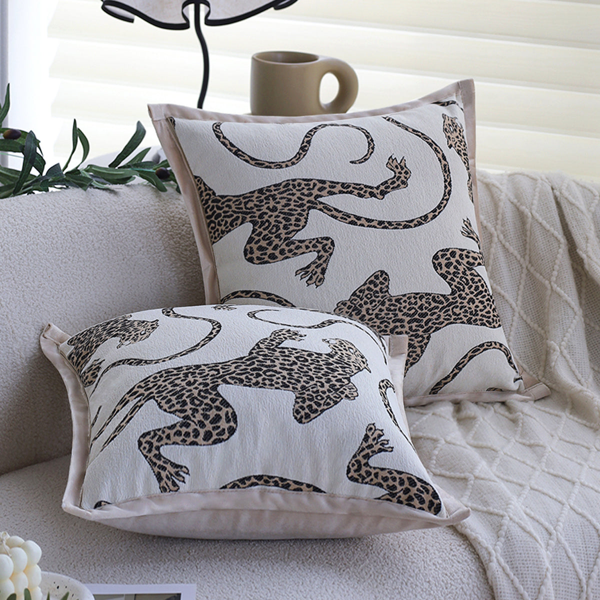 Quadratischer Kissenbezug mit gesticktem Leopardenmuster und Satinpaspel Brehn