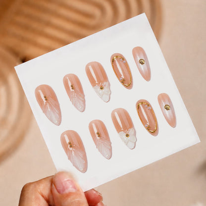 Kunstnagelset mit eleganten 3D-Motiven und goldenen Akzenten Brehn