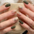 Künstlerisches Press-On-Nageldesign Brehn