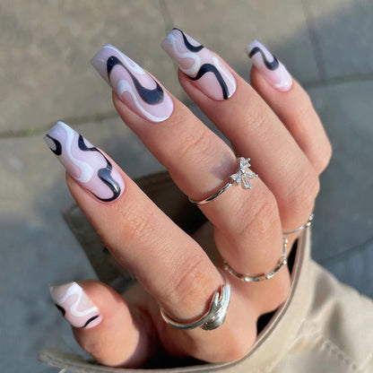 Kunstvolle Nagelverlängerungen mit eleganten geschwungenen Mustern Brehn
