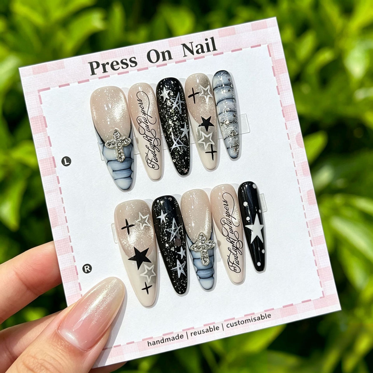 Dekoratives Press-On Nagelkunst-Set mit Kreuz- und Edelsteinakzenten