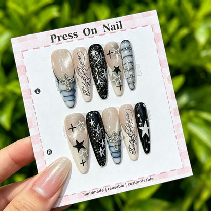 Dekoratives Press-On Nagelkunst-Set mit Kreuz- und Edelsteinakzenten
