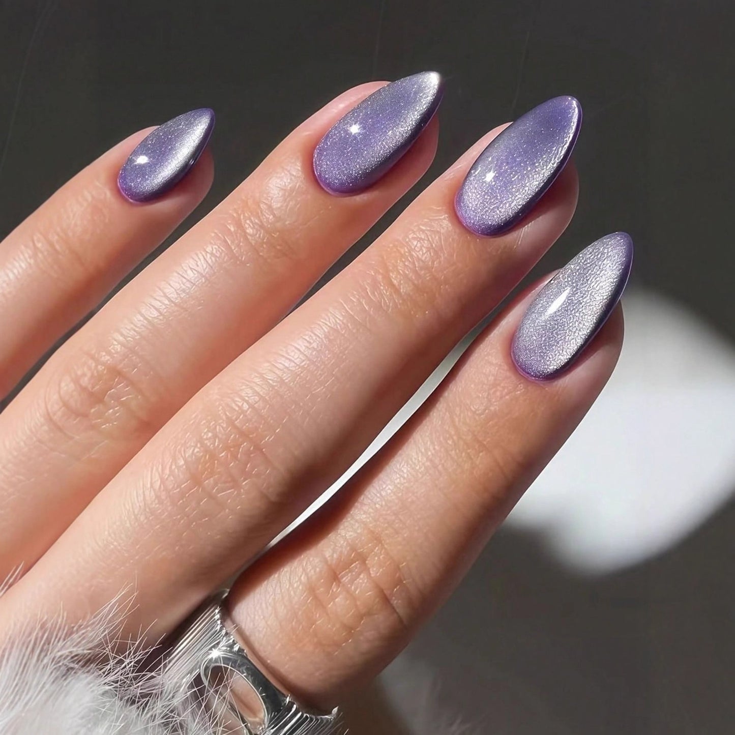 Kunstnagelset mit schimmernden und eleganten Spitzen Brehn