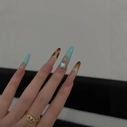 Elegante Stiletto-Nagelverlängerungen mit Glitzerakzenten