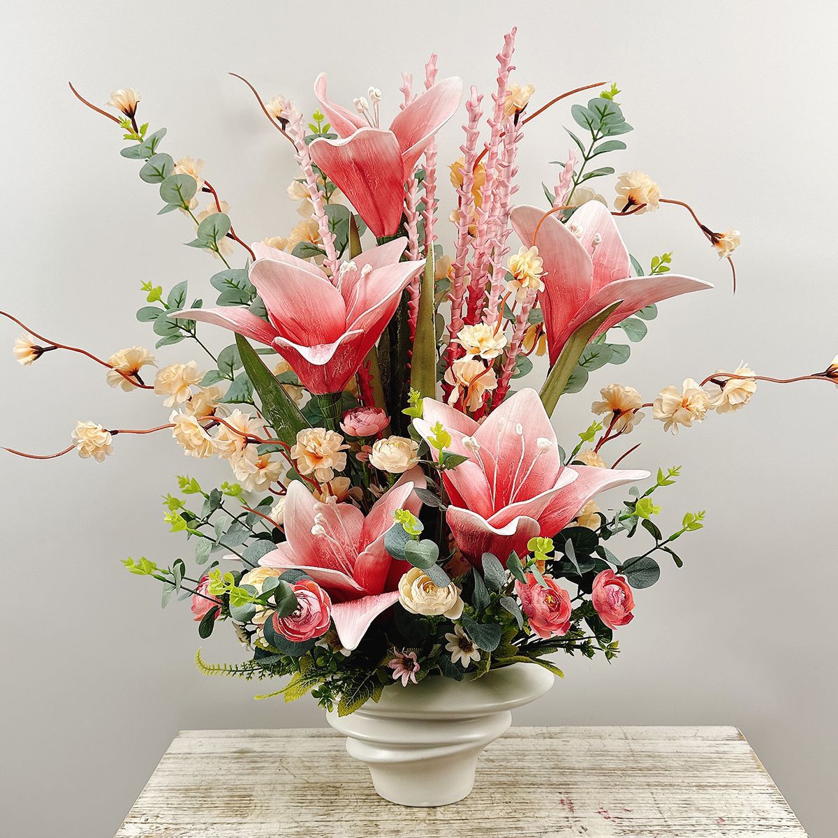 Lebensechte Blumenarrangement in dekorativer Keramikvase