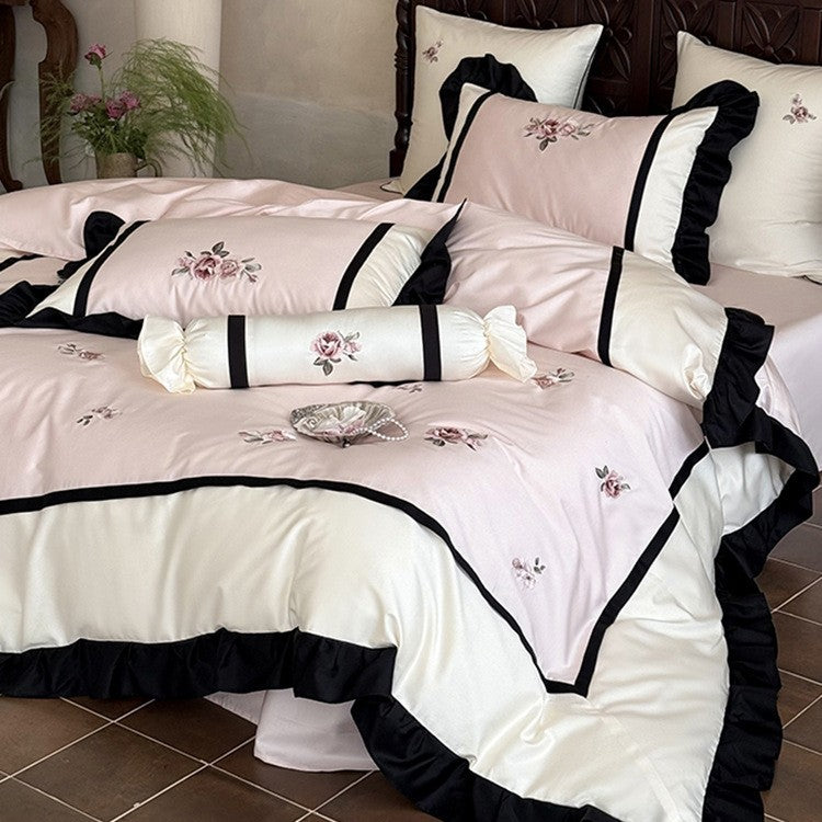 Luxuriöses besticktes Bettwäsche-Set aus Baumwollsatin mit Rüschen und Zierkissen