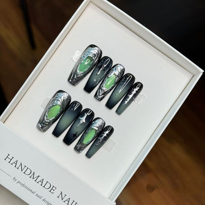 Künstlerisches Press-On-Nagelset mit kreativem metallic Wirbel-Design