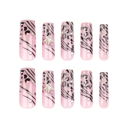 Kunstvolle Nagelkunst mit Zebramuster und Glitzerakzenten Brehn