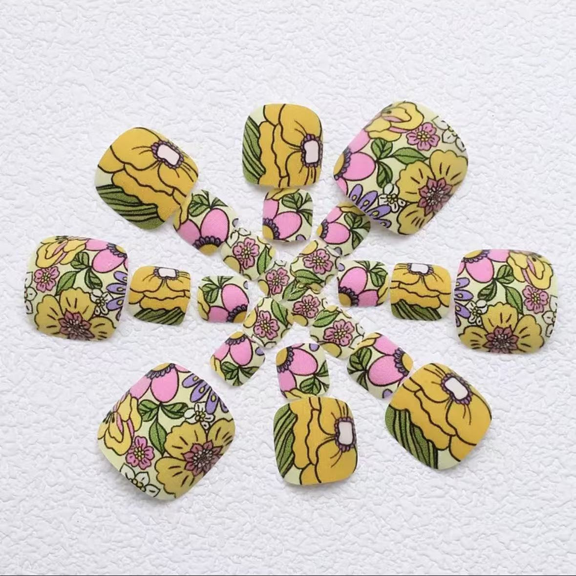 Kunstnagel-Set mit buntem Blumendesign Brehn