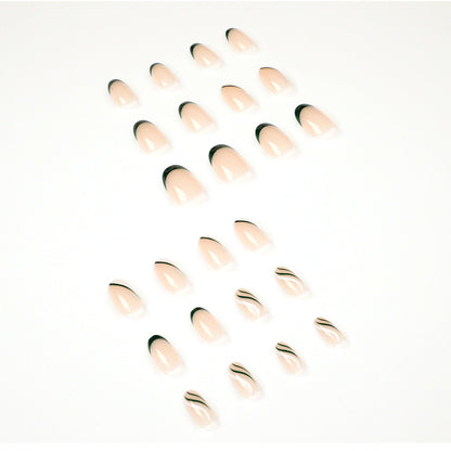Kunstvolle Nagelkunst mit stylischen Spitzen Brehn
