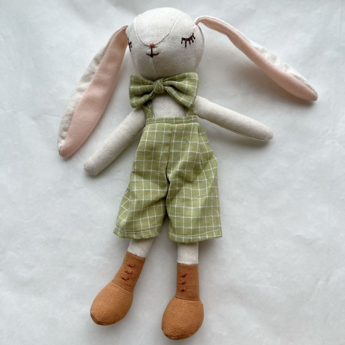 Handgefertigte Leinenhase-Rag Doll mit langen Ohren und Gingham-Kleid