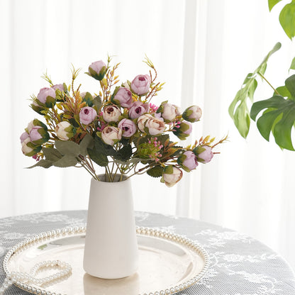 Lebensechte florale Rosenstielanordnung