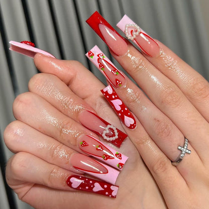 Kunstvolle Nagelverlängerungen mit Herzen- und Erdbeer-Design Brehn