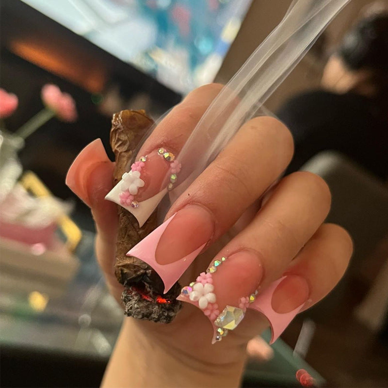 Elegante Stiletto Press-On Nagelkunst mit Strass-Akzenten Brehn