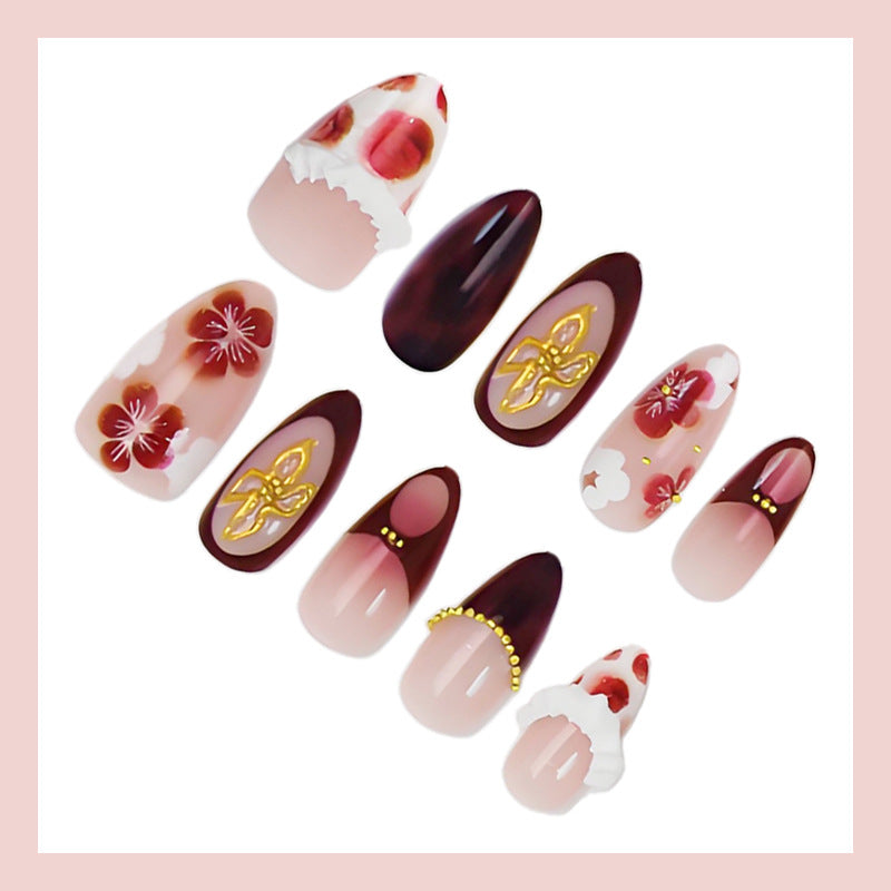 Kunstnagelset mit luxuriösen floralen Designs und Glitzerakzenten Brehn