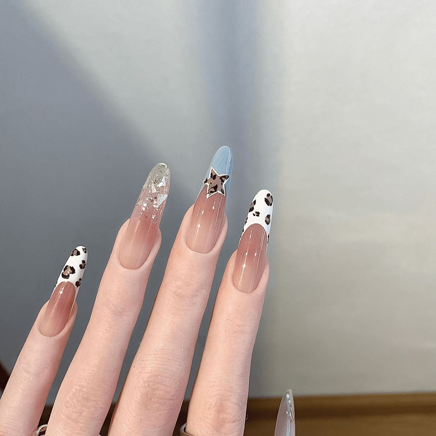 Kunstnägel mit Kreativem Glitzereffekt und Tierischem Design Brehn