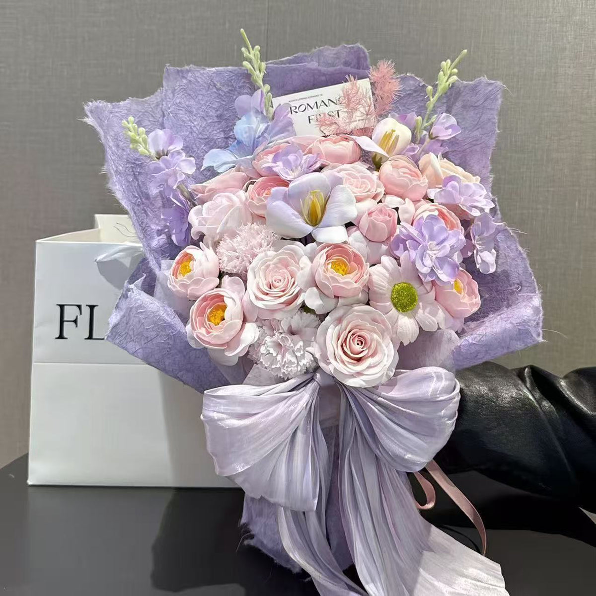 Eleganter künstlicher Blumenstrauß mit ansprechender Präsentation