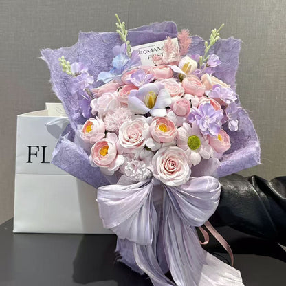 Eleganter künstlicher Blumenstrauß mit ansprechender Präsentation