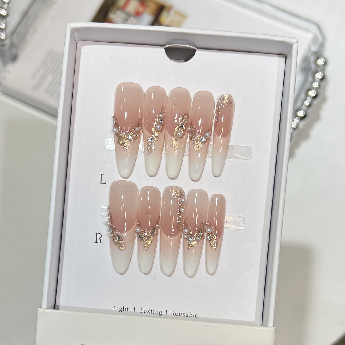 Elegantes Stiletto Press-On Nagelset mit Kristall- und Perlenakzenten Brehn