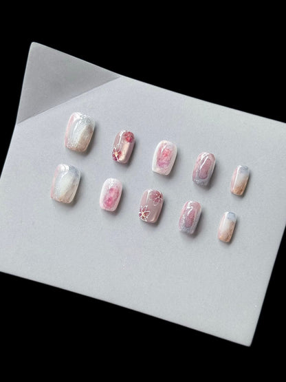 Dekorativer Press-On Nagel Kunst Set mit Blumen- und glänzenden Akzenten