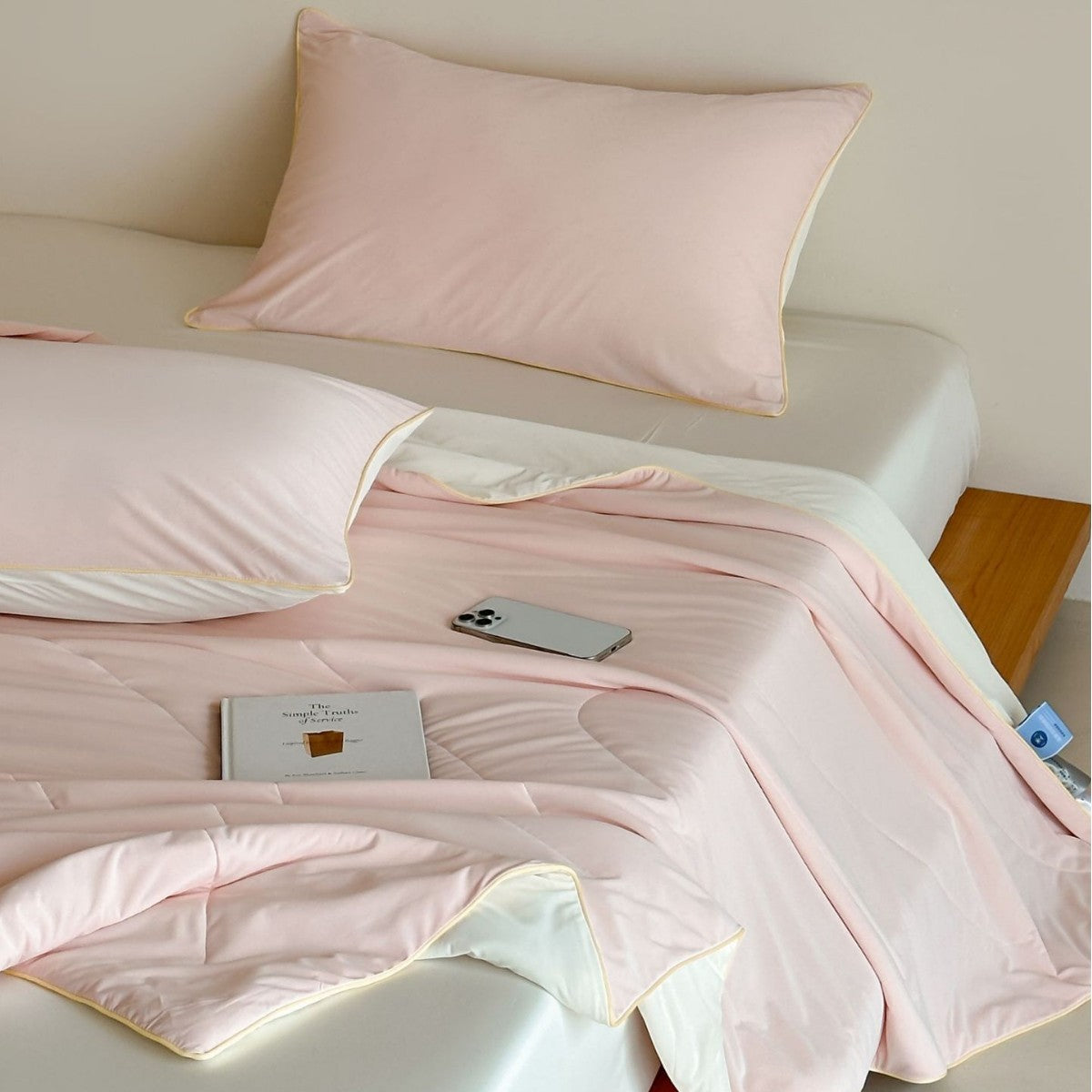 Elegantes Schlaftextil-Set aus Baumwollsatin mit Kontrastpaspel und leichter Stepndecke