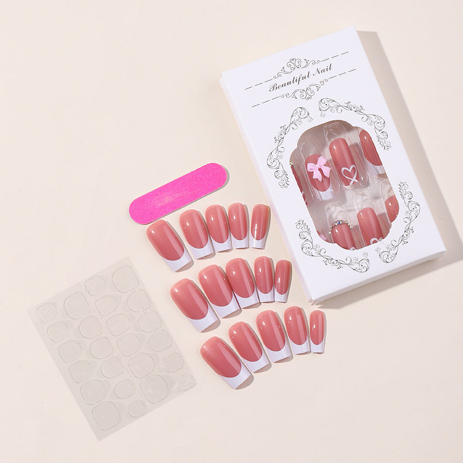 Kunstnagelset mit eleganten Motiv- und Glitzerdetails Brehn