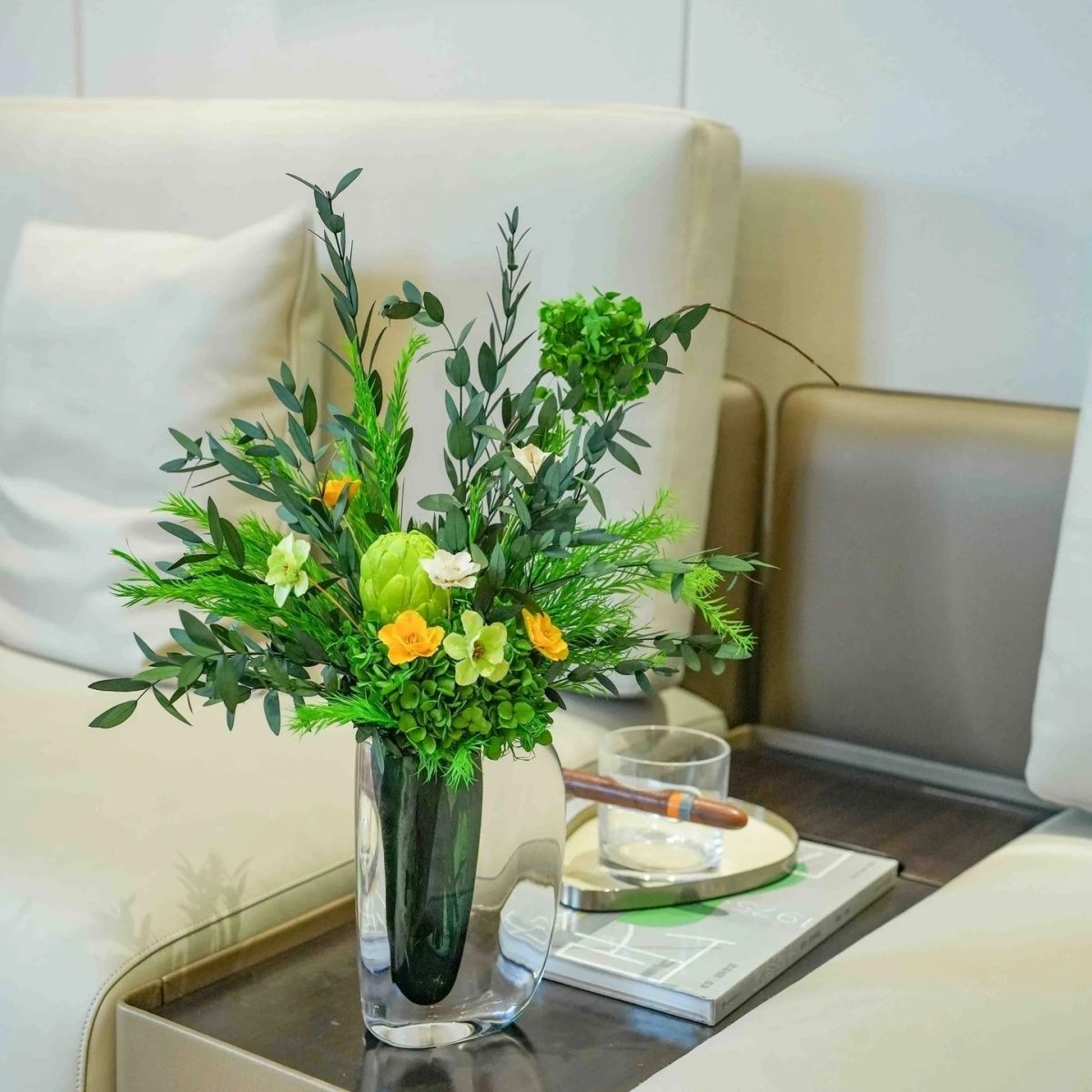 Lebensechte gemischte Blumenarrangement
