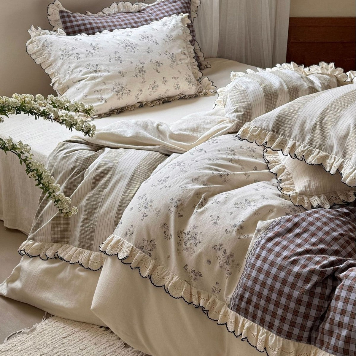 Rüschenspitze Wendbares Gingham- und Blumenbettbezug-Set