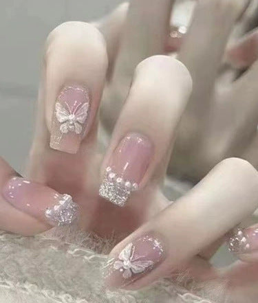Elegantes Nageldesign mit Perlenverzierung Brehn