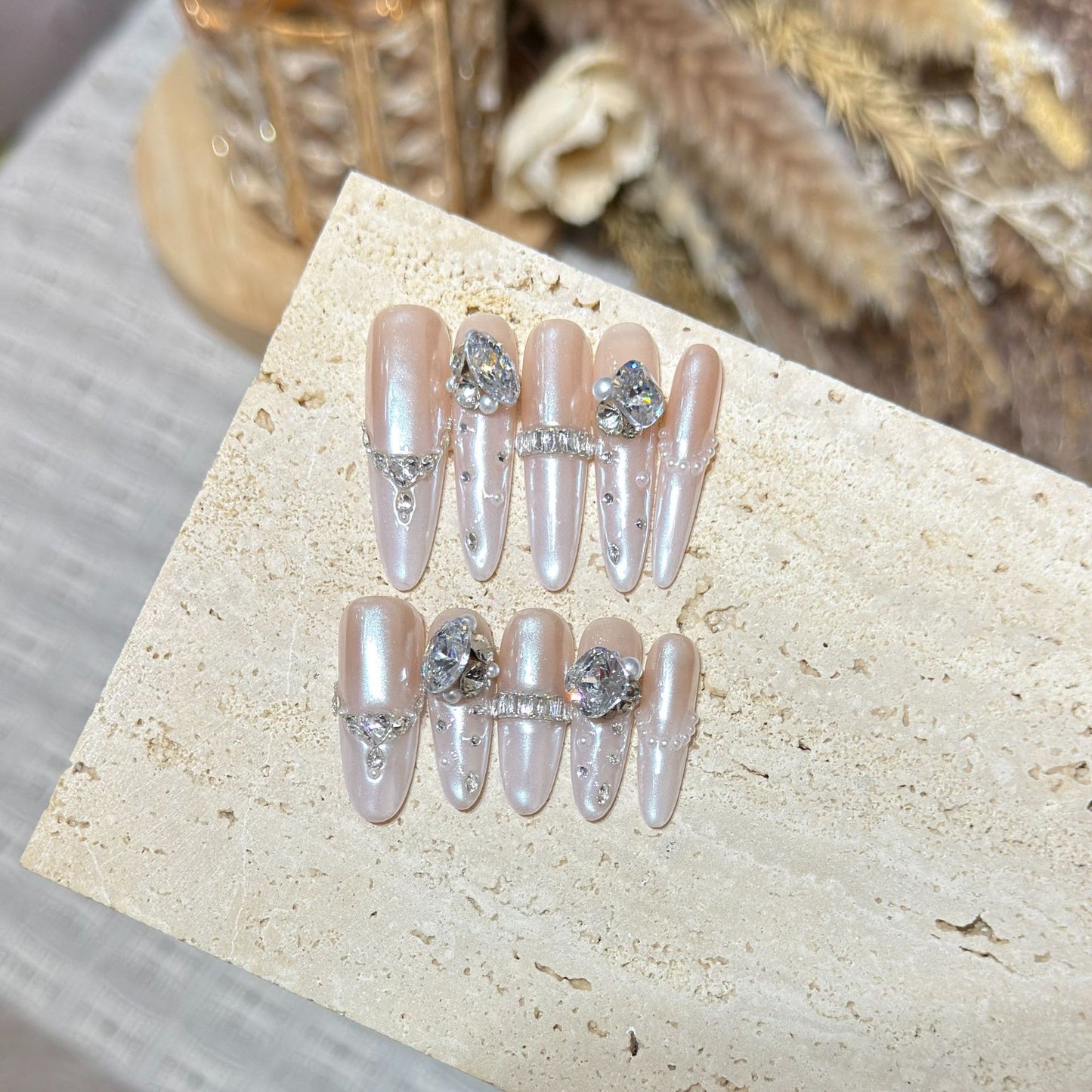 Dekoratives Stiletto-Nagelspitzen-Set mit Edelsteinakzenten Brehn