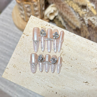 Dekoratives Stiletto-Nagelspitzen-Set mit Edelsteinakzenten Brehn