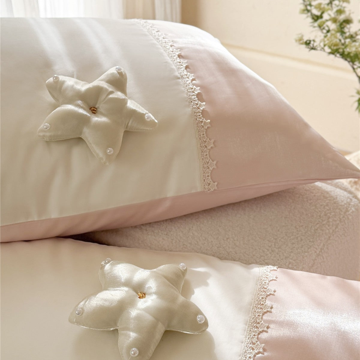 Luxus Seiden-Feeling Satin Bettbezug Set mit 3D Stern Applikation & Spitzenrand