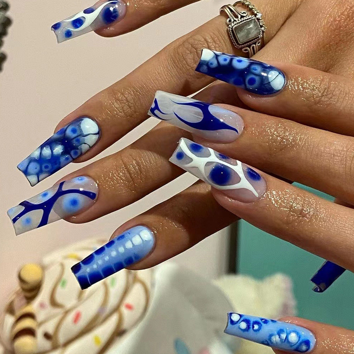 Kunstvolle Gel-Nägel mit modernem Farbdesign Brehn