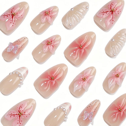 Kunstnagelset mit floralen Verzierungen und 3D-Akzenten Brehn