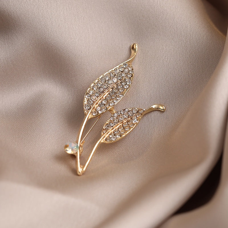 Elegante Brosche mit Blattform und Kristallen Brehn