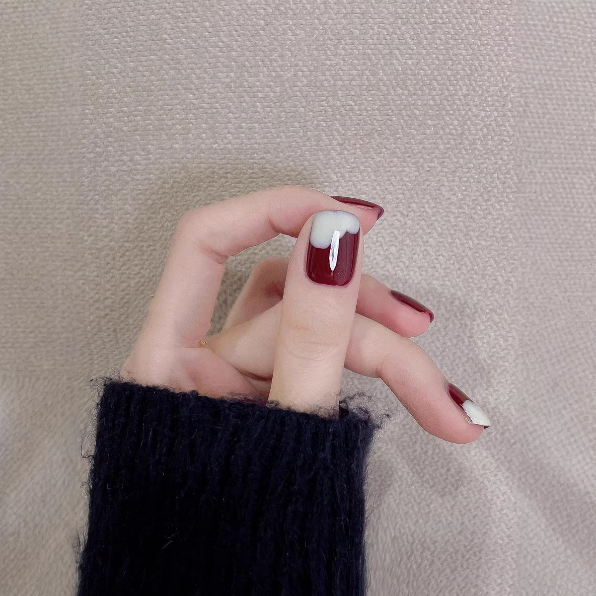 Künstlerisches Press-On-Nagelset mit einzigartigen Designelementen