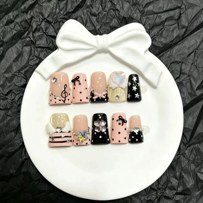 Dekoratives Press-On Nail Art Set mit einzigartigen Charms