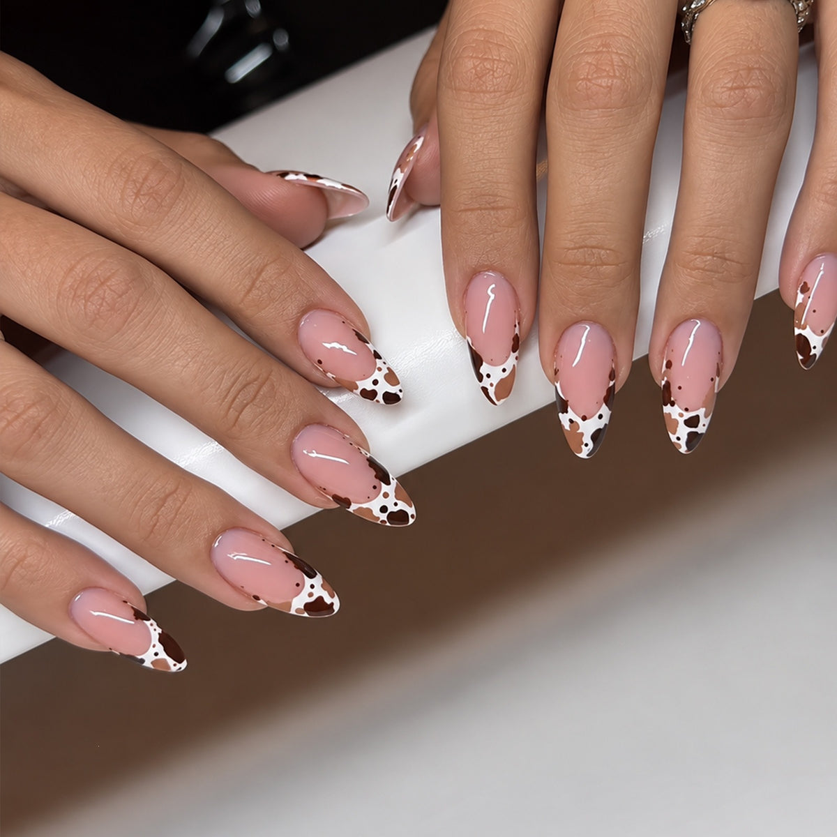 Exquisites Kunstnagelset mit eleganten Kaffeeflecken-Design Brehn